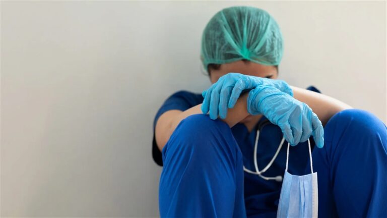 ABD’de Çalışma Sağlık Çalışanlarının İntihar Riskinin Fazla Olduğunu Vurguladı