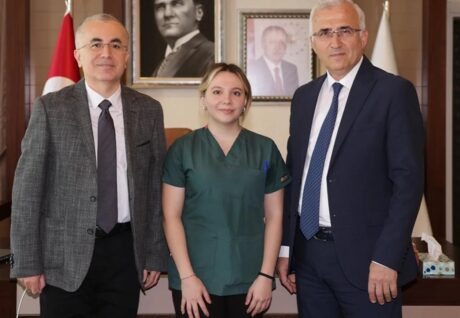 Semanur Çetinkaya Hemşire Yardımcısı Olarak Çalışırken Tıp Fakültesini Kazandı