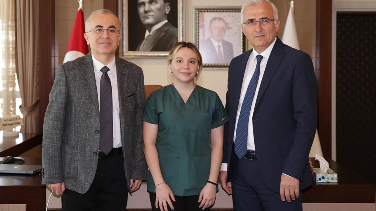 Semanur Çetinkaya Hemşire Yardımcısı Olarak Çalışırken Tıp Fakültesini Kazandı