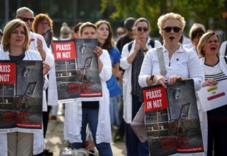 Almanya’da Doktorlar Sağlık Politikasını Protesto Ediyor