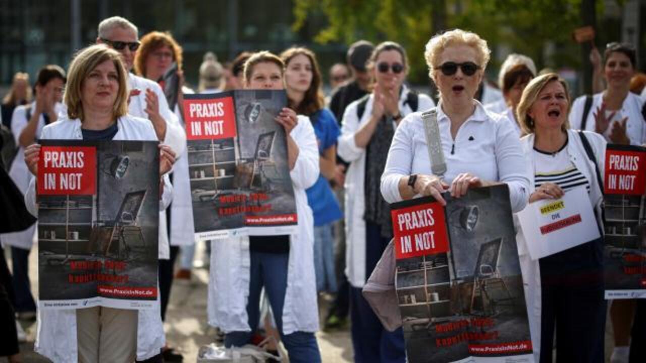 Almanya’da Doktorlar Sağlık Politikasını Protesto Ediyor