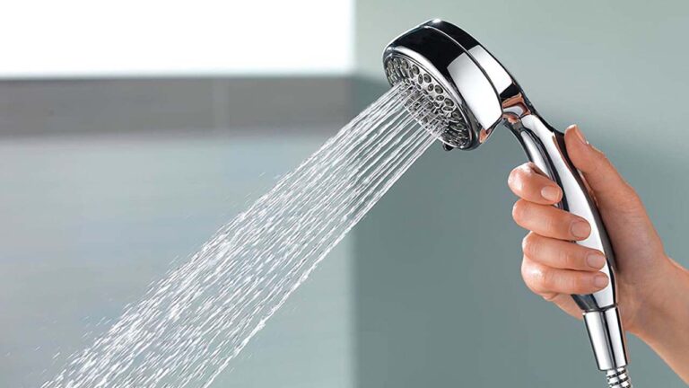 Uzmanlar Uyardı! Temizlenmeyen Duş Başlığı Hasta Yapıyor