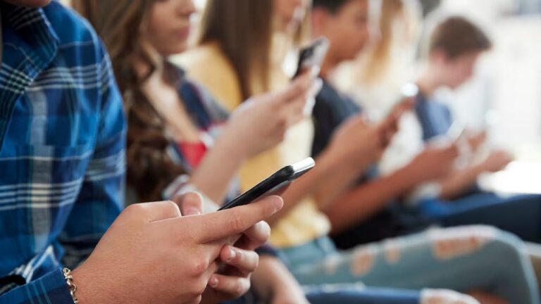 Öğrenciye 10 GB İnternet Desteği ve Vergisiz Telefon Başvurusu Başladı!