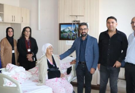 81 Yaşındaki Kadın Omuz Protezi Ameliyatıyla Sağlığına Kavuştu
