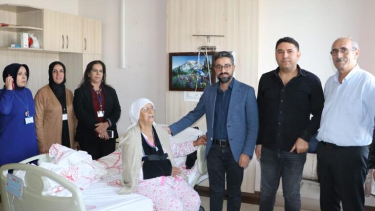 81 Yaşındaki Kadın Omuz Protezi Ameliyatıyla Sağlığına Kavuştu