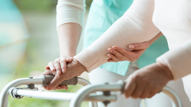 Parkinson İmplantı ile Yürüme Yeteneği Geri Kazandırılıyor