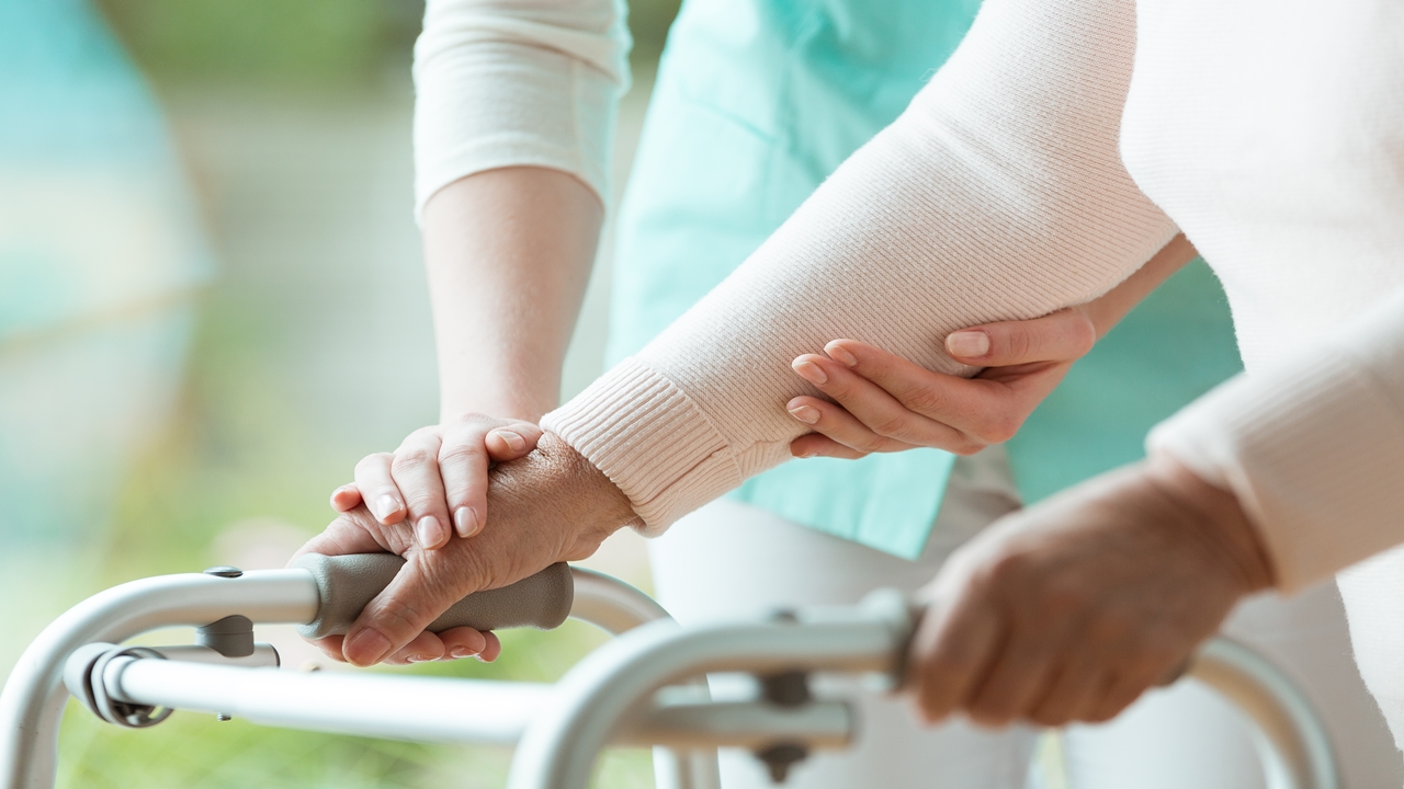 Parkinson İmplantı ile Yürüme Yeteneği Geri Kazandırılıyor