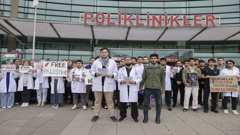 Doktorlar Gazze’deki Çocuk Ölümlerine Tepki Gösterdi